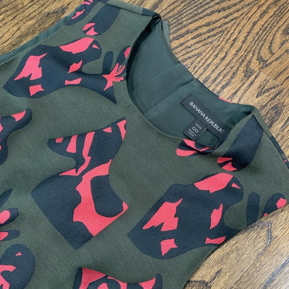 Like New Banana Republic Ruffle Dress Size 00 Petite - Picture 3 of 5